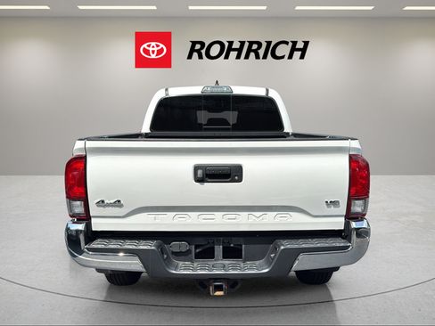 Used 2018 Toyota Tacoma SR5 AWD/4WD image 7