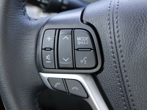 Used 2020 Toyota Sienna XLE w/ XLE Navigation Package FWD image 18