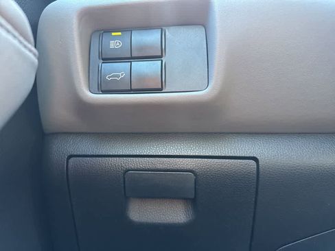 Used 2020 Toyota Highlander LE image 21