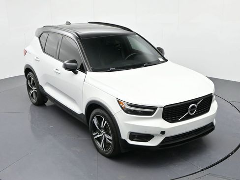 Used 2020 Volvo XC40 T4 R-Design image 17