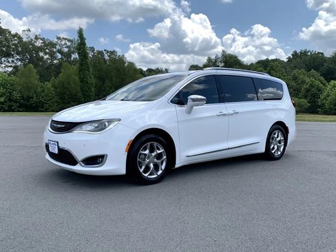 Used 2017 Chrysler Pacifica Limited w/ Advanced Safetytec Group FWD image 3