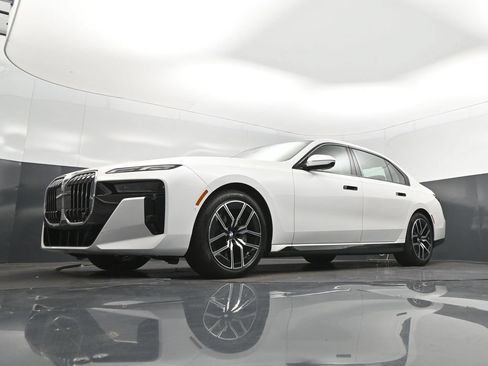 Used 2026 BMW 740i RWD image 38