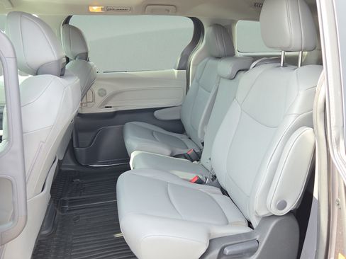Certified 2024 Toyota Sienna XLE FWD image 13
