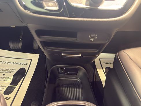 New 2026 Chrysler Pacifica Select AWD/4WD image 17