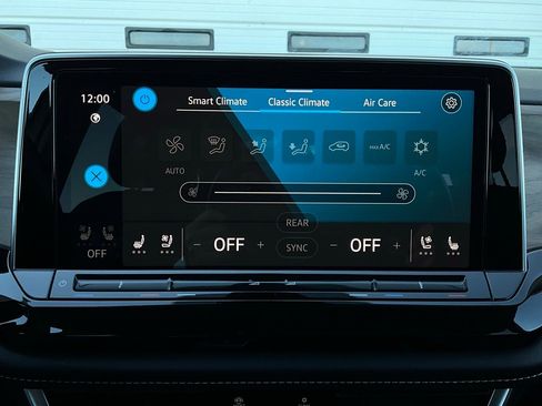 Used 2025 Volkswagen Atlas SE image 31