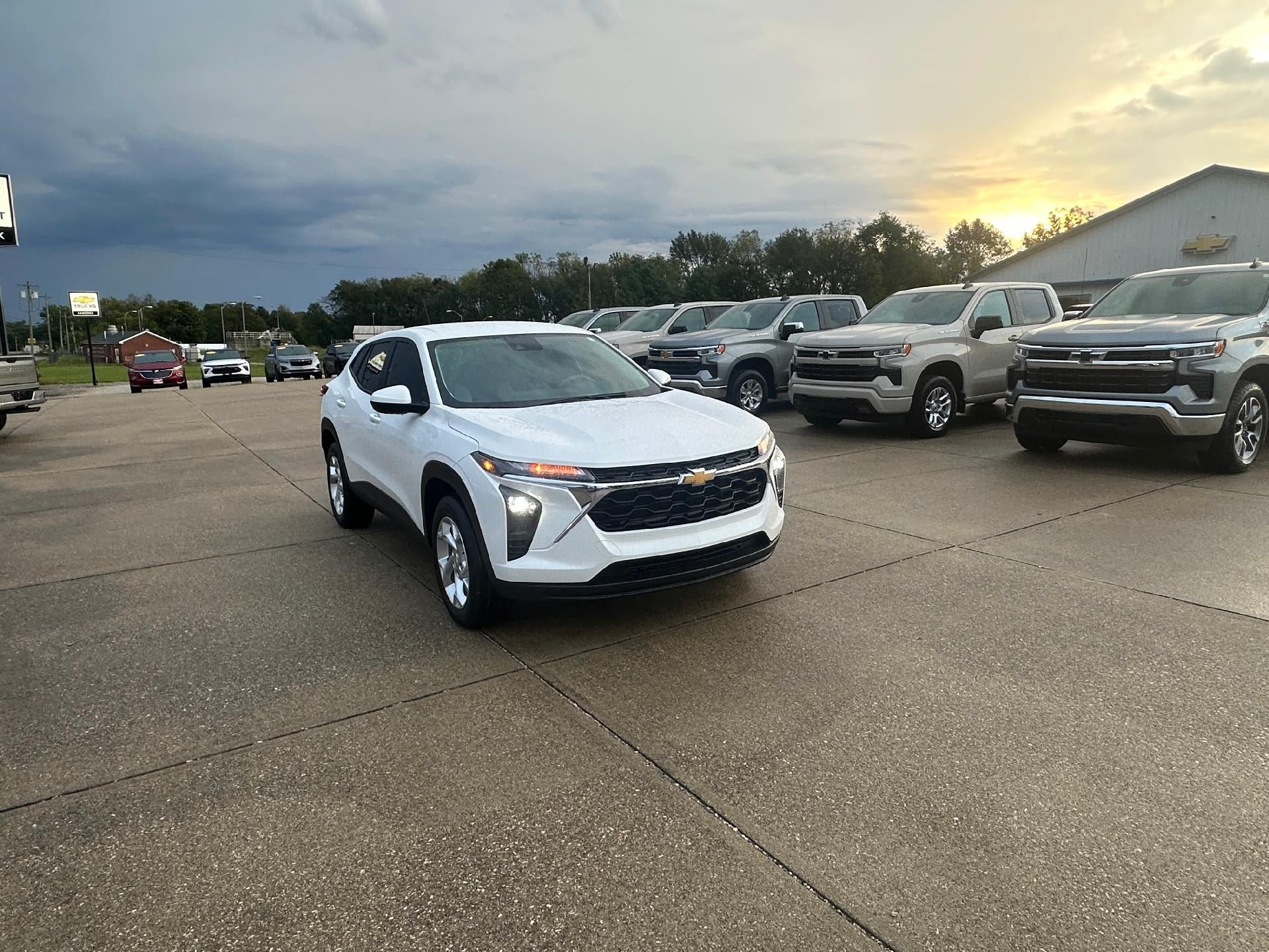 Used 2024 Chevrolet Trax LS w/ LS Convenience Package FWD image 1