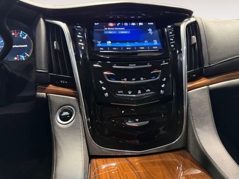 Used 2017 Cadillac Escalade Luxury image 12