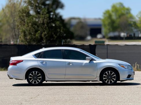 Used 2017 Nissan Altima 2.5 SV FWD image 7