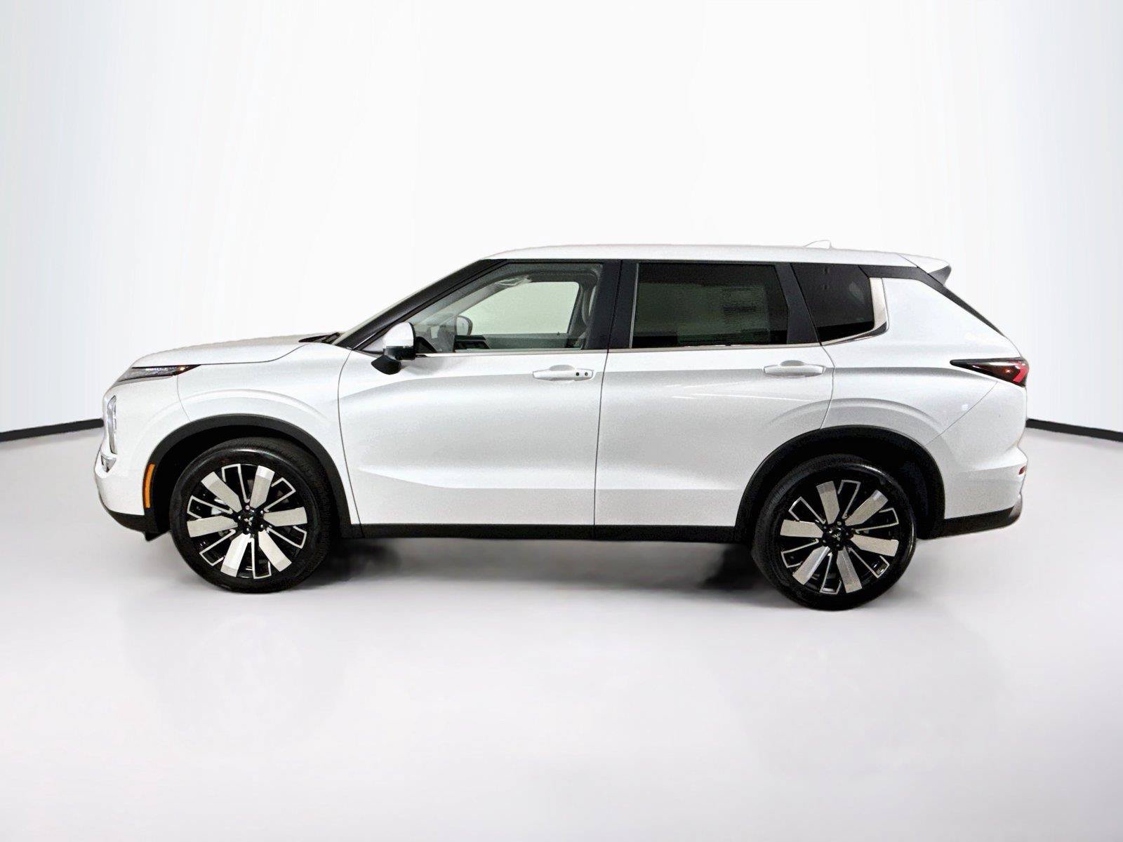 New 2026 Mitsubishi Outlander SE FWD image 2