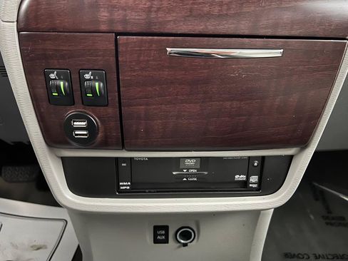Used 2013 Toyota Sienna Limited w/ Premium Pkg AWD/4WD image 25
