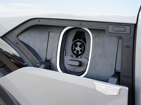 New 2025 Cadillac Lyriq Luxury image 31