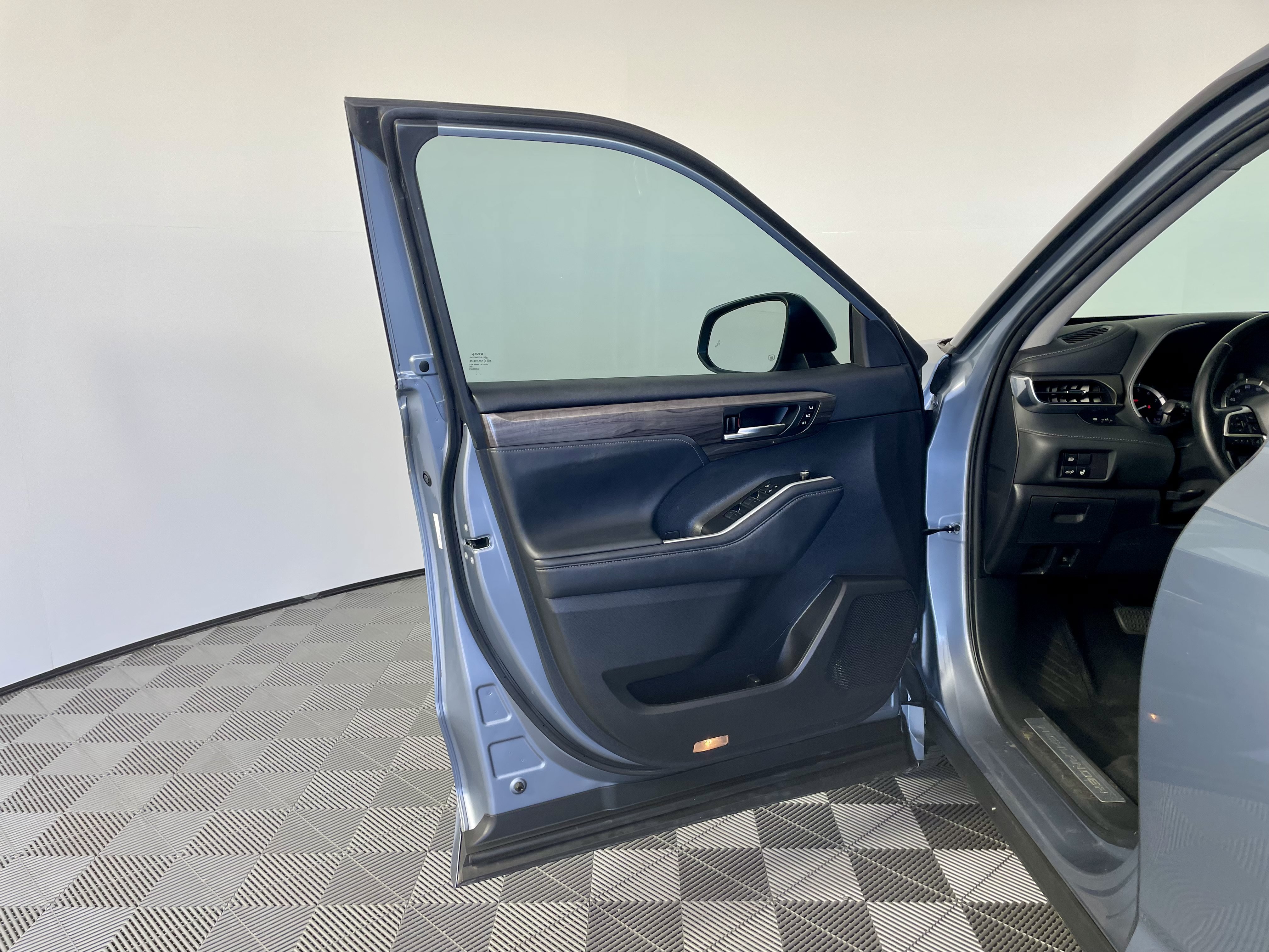 Used 2022 Toyota Highlander Limited FWD image 10
