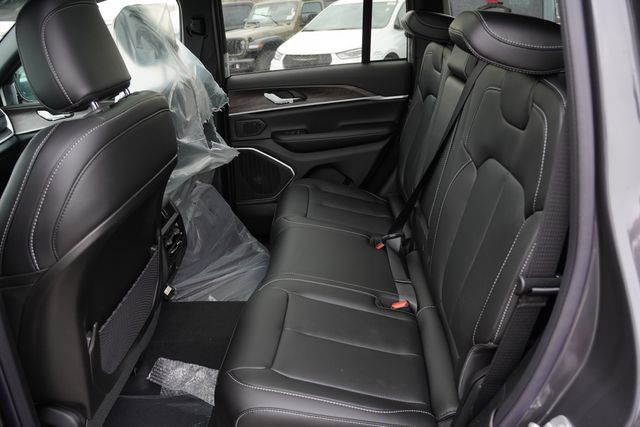 New 2026 Jeep Grand Cherokee Limited w/ Luxury Tech Group II AWD/4WD image 11