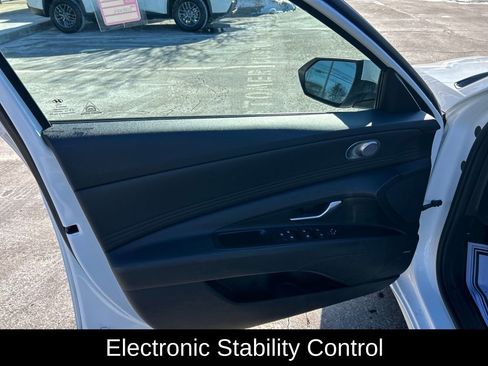 Used 2021 Hyundai Elantra Limited image 12