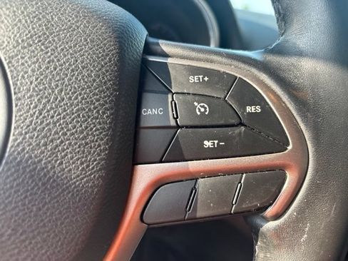 Used 2022 Jeep Grand Cherokee Laredo E w/ Security & Convenience Group RWD image 13