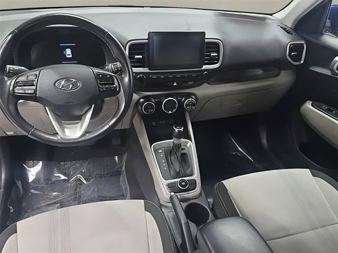 Used 2024 Hyundai Venue SEL image 21