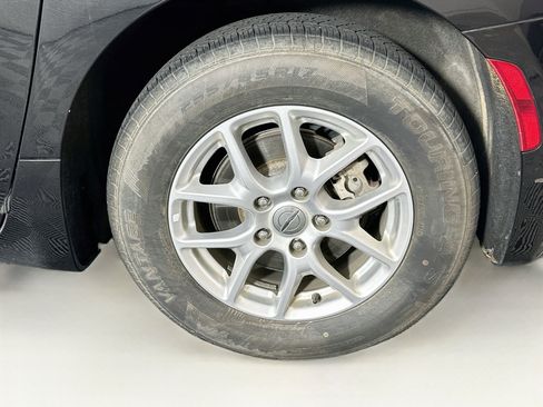 Used 2023 Chrysler Pacifica Touring-L FWD image 11