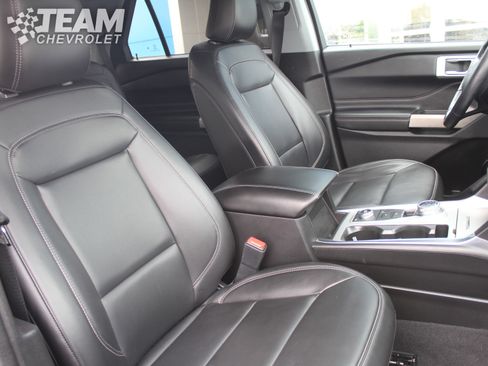 Used 2022 Ford Explorer XLT w/ Equipment Group 202A AWD/4WD image 29