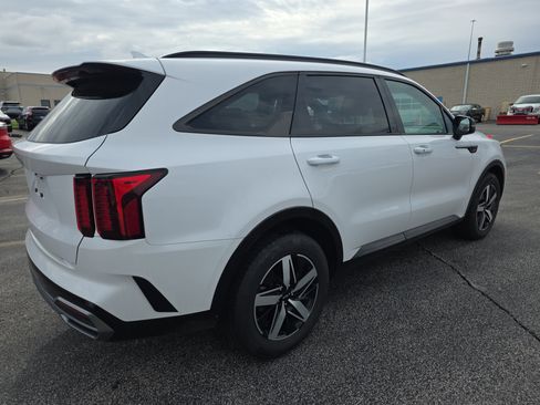 Used 2023 Kia Sorento S w/ Panoramic Sunroof Package image 3