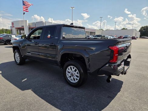 Certified 2025 Toyota Tacoma SR5 AWD/4WD image 10
