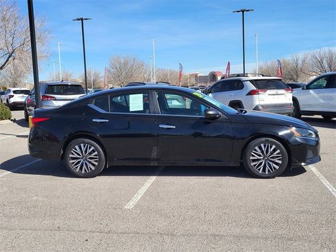 Used 2024 Nissan Altima 2.5 SV image 2