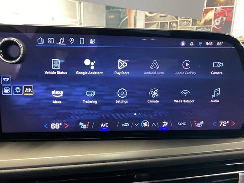 Used 2025 Chevrolet Traverse LT image 25