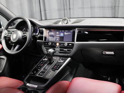 Certified 2025 Porsche Macan image 22