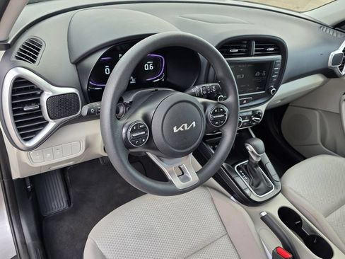 Used 2025 Kia Soul LX w/ LX Technology Package FWD image 12