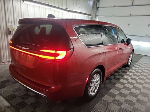 Used 2025 Chrysler Pacifica Select image 5