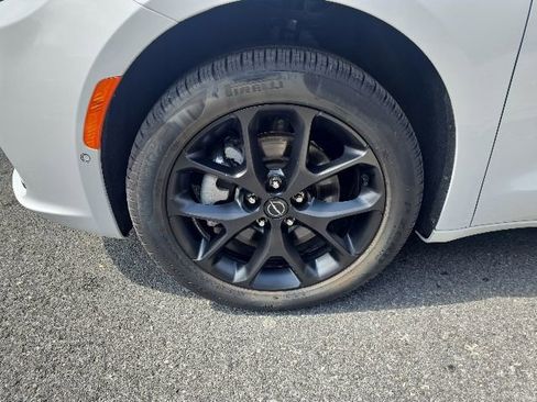 Used 2026 Chrysler Pacifica Limited w/ S Appearance Package AWD/4WD image 9