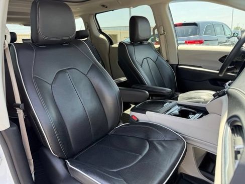 Used 2023 Chrysler Pacifica Limited FWD image 10