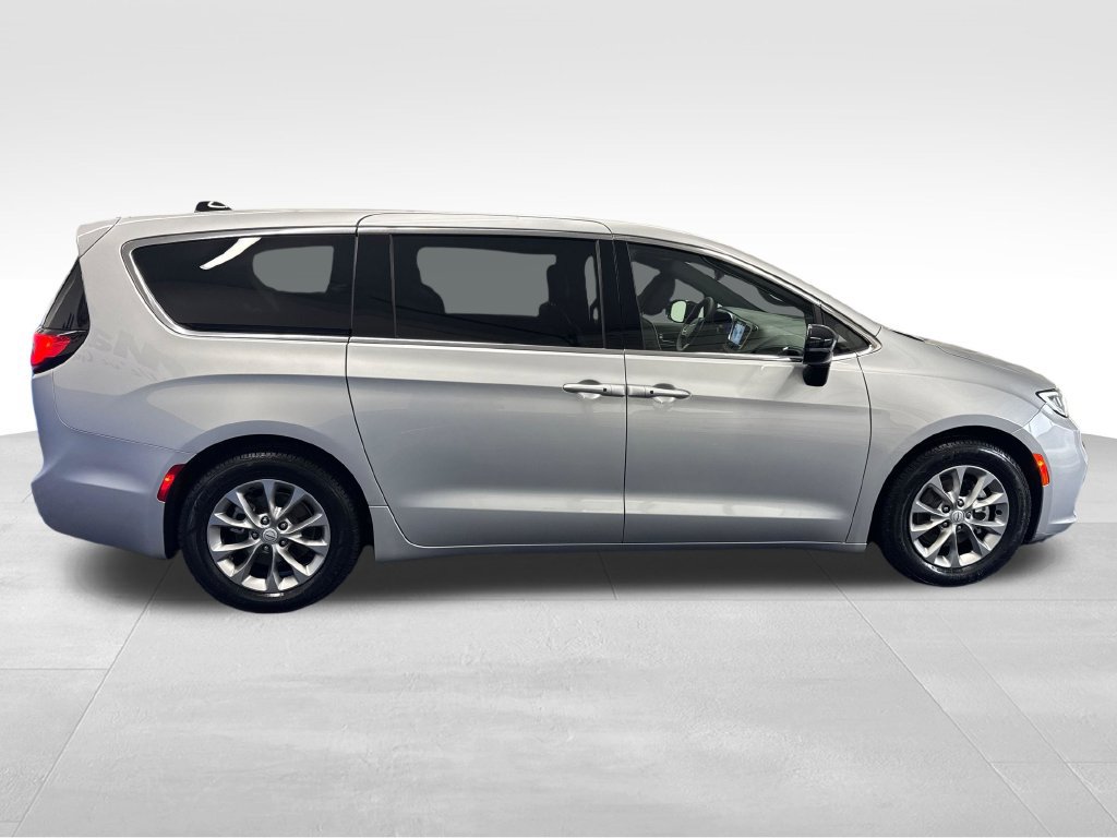 Used 2026 Chrysler Pacifica Limited FWD image 7