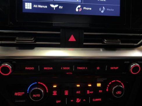 Used 2020 Kia Niro EX w/ Cold Weather Package image 37