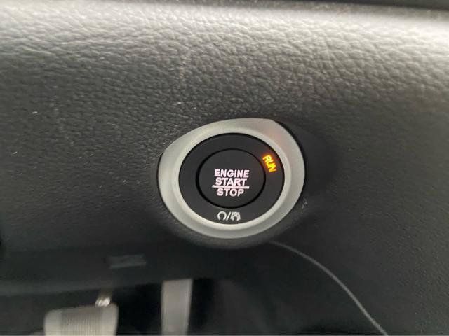 Used 2026 Chrysler Pacifica Limited FWD image 33