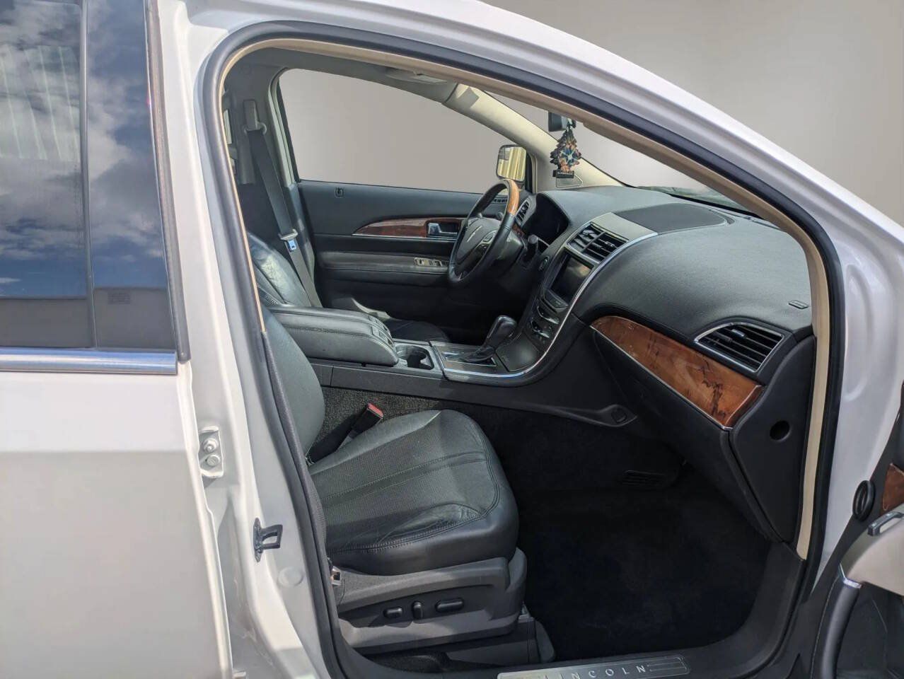 Used 2011 Lincoln MKX 2WD w/ Wood Pkg image 30