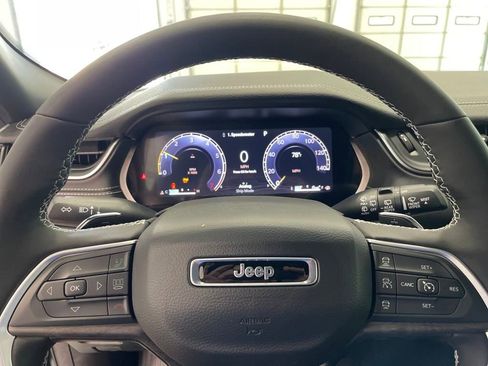 New 2025 Jeep Grand Cherokee Limited w/ Luxury Tech Group II image 16