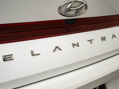 Used 2021 Hyundai Elantra SE FWD image 17
