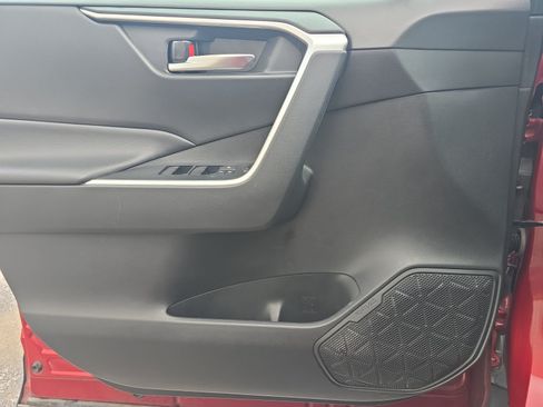 Used 2021 Toyota RAV4 XLE w/ Convenience Package FWD image 25