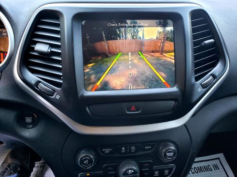 Used 2017 Jeep Cherokee Trailhawk w/ Comfort/Convenience Group image 16