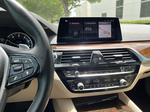 Used 2019 BMW 530i w/ Convenience Package RWD image 32