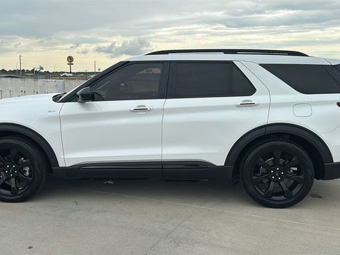 Used 2024 Ford Explorer ST-Line w/ Class IV Trailer Tow Package RWD image 11