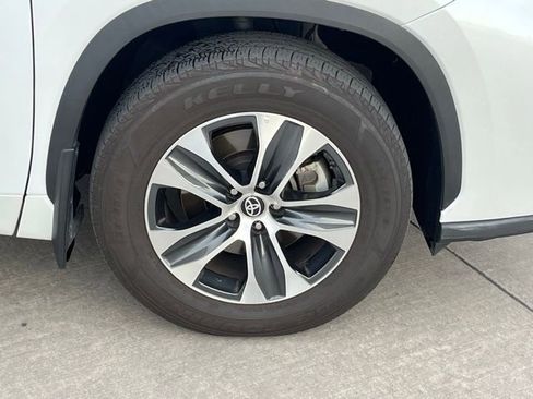 Used 2023 Toyota Highlander XLE image 7