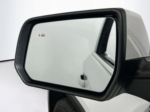 Used 2023 Chevrolet Traverse LT FWD image 16