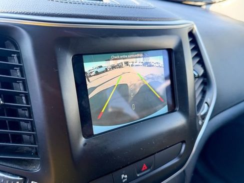 Used 2020 Jeep Cherokee Latitude Plus w/ Cold Weather Group image 22