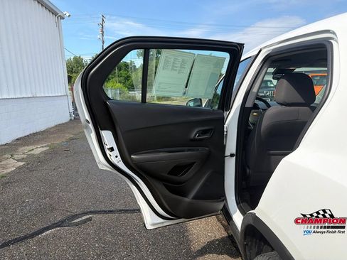 Used 2018 Chevrolet Trax LS AWD/4WD image 18