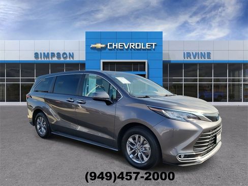 Used 2022 Toyota Sienna XLE image 2