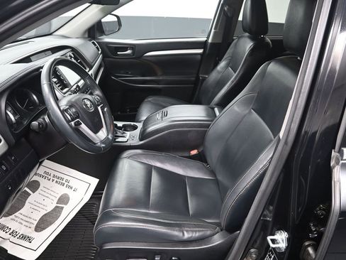 Used 2017 Toyota Highlander XLE image 14