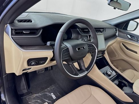 New 2025 Jeep Grand Cherokee Limited w/ Luxury Tech Group II image 9