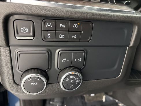 Used 2025 Chevrolet Suburban Premier image 33