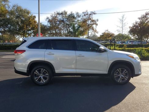 Used 2019 Toyota Highlander LE image 6